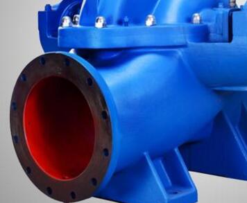 　　雙吸泵裝配填料步驟  　　1、 第一步：先把機(jī)封壓蓋的螺栓擰下來(lái)卸掉，取出兩端的機(jī)封壓蓋。  　　2、 第二步：卸掉泵蓋中開(kāi)面上的全部螺母，用電葫蘆吊起泵蓋。  　　3、 第三步：再用電葫蘆將整個(gè)轉(zhuǎn)子部件吊起，平穩(wěn)放在墊子上。  　　4、 第四步：拆掉軸承體，卸下軸承壓蓋及軸承。(兩端同)  　　5、 第五步：最后拆下機(jī)械密封，再根據(jù)裝機(jī)封壓蓋止口尺寸加工填料壓蓋的配合尺寸。  　　6、 第六步：再裝上兩端的軸承及鎖緊螺母和軸承體。  　　7、 第七步：再將轉(zhuǎn)子部件吊起放入泵體，保持與原來(lái)(拆卸時(shí))的位置一樣。  　　8、 第八步：吊起泵蓋改好，擰緊螺母。  　　9、 第九步：裝填料，將填料裝入原來(lái)安裝機(jī)封的位置，前面兩根填料再放填料環(huán)，后面再放3根填料用填料壓蓋壓緊并用螺母鎖緊即可。裝配完畢